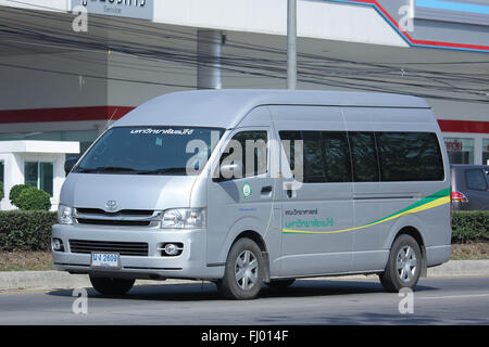 Chiang Mai, THAILAND-8. Februar 2016: Schulbus van der Maejo Universität.  Auf der Straße no.1001, 8 km von Chiang Mai Stadt. Stockfoto