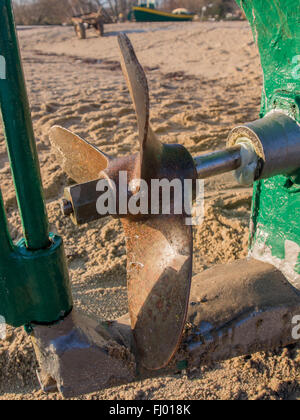 Stahl-Propeller und Ruder eines Fischerbootes am Sandstrand Stockfoto