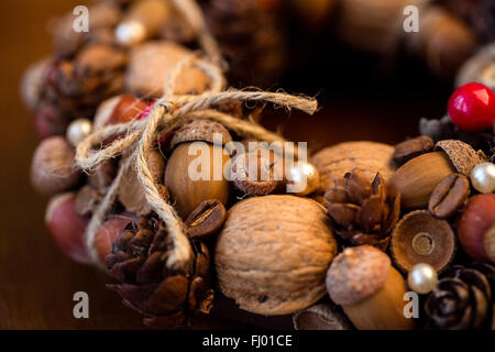 Dekorative herbstliche Kranz mit Eicheln und Zapfen Nahaufnahme Stockfoto