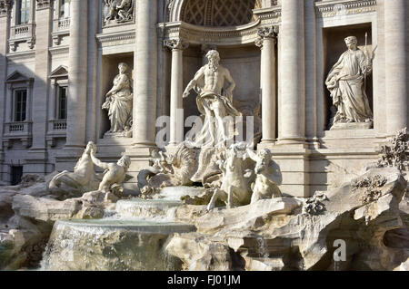 Schöne barocke Trevi-Brunnen mit Ozean Gottheiten Marmorstatuen Stockfoto