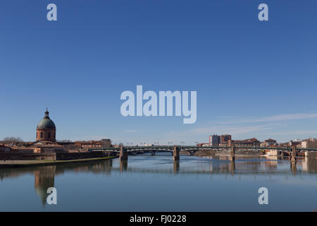 Blick über den Fluss Garonne in Toulouse in Frankreich Inhalt Brücke Saint-Etienne und Kuppel des schweren Krankenhauses. Stockfoto