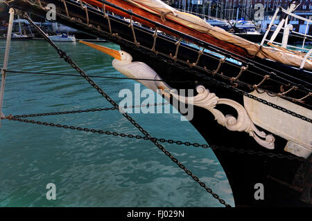 Ein Pelikan schmückt den Bugspriet von "The Pelican of London", einem Großsegler Clipper vertäut in Weymouth, Großbritannien Stockfoto