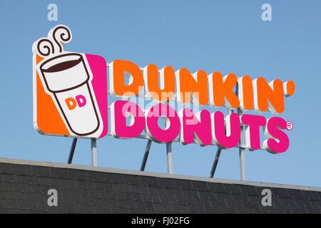 Dunkin ' Donuts melden Sie auf einem Dach Stockfoto