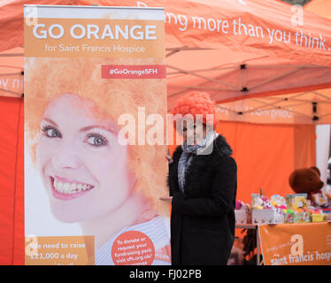 Brentwood, Essex, 27. Februar 2016, Orange bewigged Spendenaktion für Saint Francis Hospice "Go Orange" Kampagne Credit: Ian Davidson/Alamy Live News Stockfoto