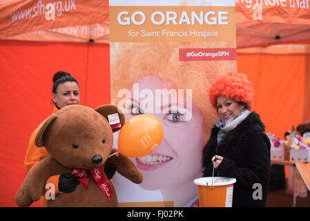 Brentwood, Essex, 27. Februar 2016, Orange Wohltätigkeitsveranstaltungen für Saint Francis Hospice "Go Orange" Kampagne Credit: Ian Davidson/Alamy Live News Stockfoto