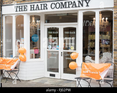 Brentwood, Essex, 27. Februar 2016, lokalen Friseur unterstützen die Saint Francis Hospice "Go Orange" Kampagne Credit: Ian Davidson/Alamy Live News Stockfoto