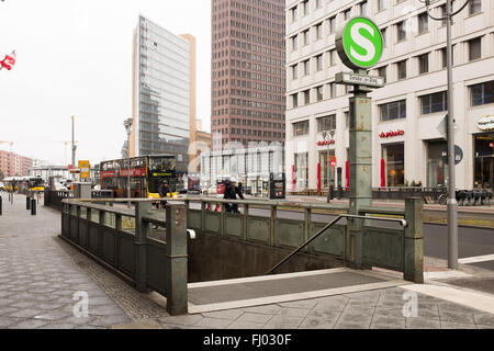 BERLIN, Februar 26: Eingang zur u-Bahn S-Bahn Station "Potsdamer Platz" in Berlin-Mitte auf Nr 26, 2016. Stockfoto