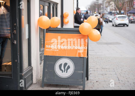 Brentwood Essex, 27. Februar 2016, lokale Geschäfte in Brentwood, Essex unterstützen die Saint Francis Hospice-Kampagne "Go Orange Credit: Ian Davidson/Alamy Live News Stockfoto