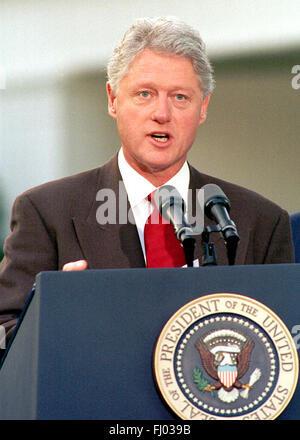 US-Präsident Bill Clinton macht Bemerkungen, als er das Weiße Haus in Washington, DC am 31. Oktober 1999 für Oslo, Norwegen wo er ist geht, der israelische Ministerpräsident Ehud Barak und der palästinensische Führer Yasser Arafat zu treffen. Bildnachweis: Ron Sachs/CNP - kein Draht-Dienst- Stockfoto