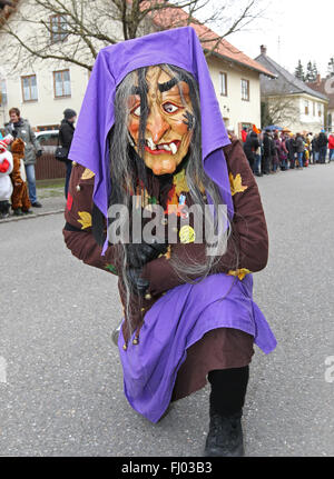 Hexe am Karnevalsumzug, Engetried, Markt Rettenbach, Allgäu, Bayern, Deutschland Stockfoto