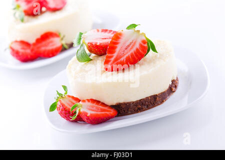 Hausgemachtes Vanille-Käsekuchen mit frischen Erdbeeren Stockfoto