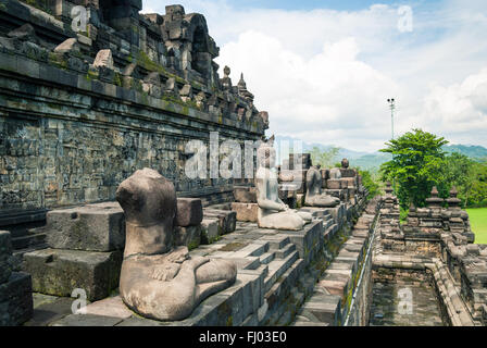 Statuen auf den Zwischenebenen der buddhistische Tempel Borobudur, ein UNESCO-Weltkulturerbe, Java, Indonesien Stockfoto