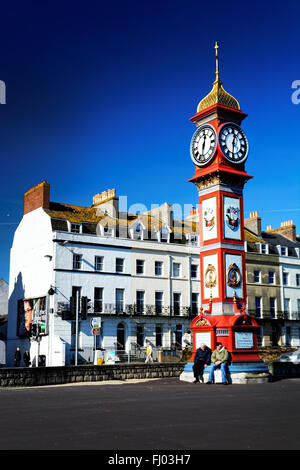 Fußgänger, die ruhen in der viktorianischen Uhr an der Küste von Weymouth, Großbritannien Stockfoto