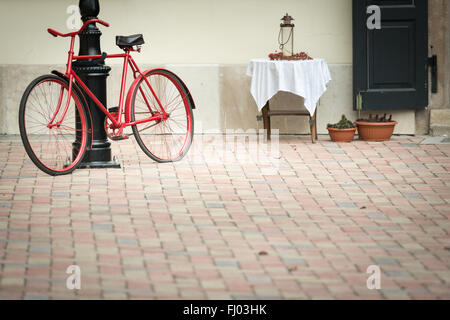 Alte Stadt-Szene mit Vintage roten Fahrrad parkten in der Nähe Straßenlaterne in Buda Teil von Budapest, Ungarn, Europa. Berühmten Reise d Stockfoto