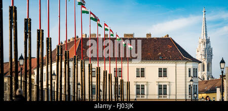 Zeile der ungarischen nationalen Flaggen auf dem Budaer Burgberg. Budapest Stadt, Ungarn, Europa. Bewölkten Himmel im Hintergrund. Alte Stadt Bogen Stockfoto