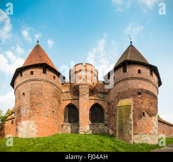 Teutonischen Schloss in Malbork (Marienburg) in Pommern, Polen, Europa. UNESCO-Weltkulturerbe. Blauer Himmel mit Wolken in backgr Stockfoto