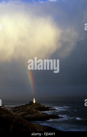 Es gibt Licht am Ende des Regenbogens. Ein Regenbogen fällt aus allen Wolken in eine Welle des Lichtes an murmelt Licht Haus, Swansea Bay, Tidal Lagoon Stockfoto