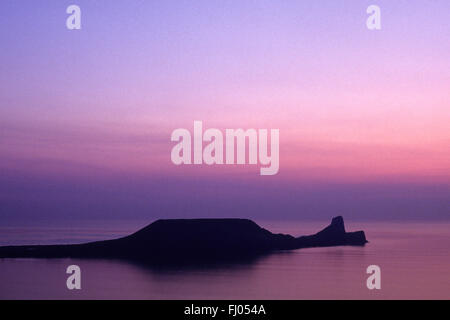 Lebendige Sonnenuntergang von Rhossili mit Würmern Kopf spiegelt sich in der ruhigen Ozean Stockfoto