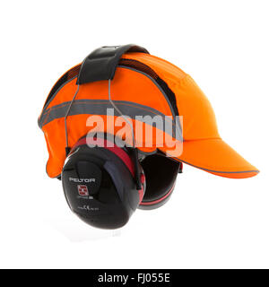 Orange Bump Cap Sicherheit Hut mit Gehörschutz auf weißem Grund Stockfoto