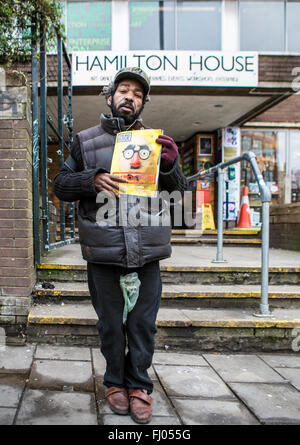 Big Issue Verkäufer in Stokes Croft Bristol Stockfoto