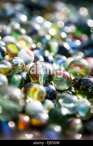 Viele bunte Murmeln Stockfoto