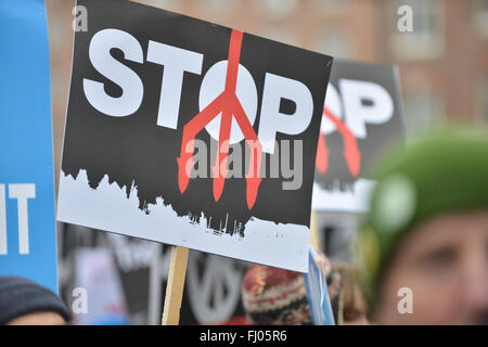 London, UK. 27. Februar 2016. Der Stop Trident Protest marschieren durch die Londoner. © Matthew Chattle/Alamy Stockfoto