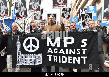 London, UK. 27. Februar 2016. Der Stop Trident Protest marschieren durch die Londoner. © Matthew Chattle/Alamy Stockfoto