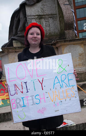 Manchester, UK 27. Februar 2016.  Manchester Unite Against Fascism hat aus Protest gegen eine North West Ungläubigen Anti-Migrant Kundgebung aufgerufen.  Im Anschluss an die Ausgießung der Unterstützung für Flüchtlinge in Europa gegen Ende des letzten Jahres versuchen Faschisten und Rassisten nun die Wende wieder ihren Wegs. Die North West Ungläubigen (NWI) sagen, dass sie gegen Migration Rallye werden.  Bildnachweis: Cernan Elias/Alamy Live-Nachrichten Stockfoto