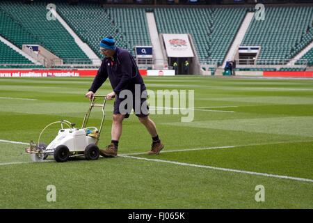 Twickenham, London, UK. 27. Februar 2016. RBS Six Nations Championships. England gegen Irland. Last-Minute Vorbereitungen von Platzwart Credit: Action Plus Sport/Alamy Live News Stockfoto