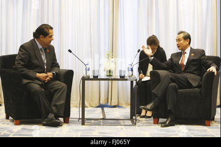 Shanghai, China. 27. Februar 2016. Chinesischen Außenminister Wang Yi(R) trifft sich mit der neuen Entwicklungsbank Präsident k.v. Kamath in Shanghai, Ost-China, 27. Februar 2016. Bildnachweis: Fang Zhe/Xinhua/Alamy Live-Nachrichten Stockfoto