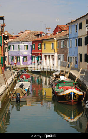 Bunte Gebäude entlang eines Kanals in Murano, Italien Stockfoto