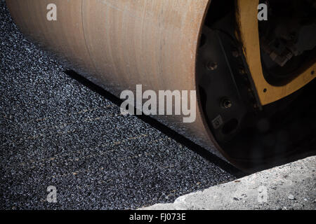 Fragment der Roller Rad, städtische Straße befindet sich im Aufbau, Asphaltierung im Gange Stockfoto