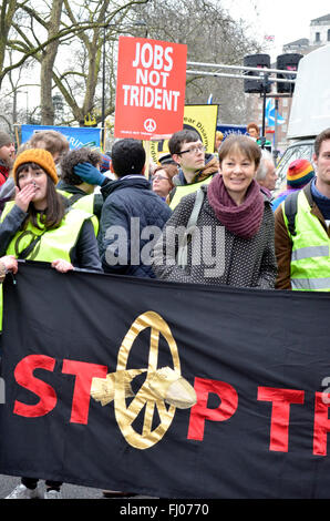 London, UK.  27. Februar 2016. Anti-Dreizack Aktivisten versammeln sich am Marble Arch, zu einer Kundgebung auf dem Trafalgar Square zum protest gegen die Erneuerung der die Trident nukleare Abschreckung zu marschieren. Caroline Lucas MP (grüne Partei, Brighton) Credit: PjrNews/Alamy Live-Nachrichten Stockfoto