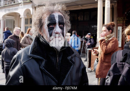 Brighton UK 27. Februar 2016 - Anti-Dachs Cull Demonstranten versammelten sich im Stadtzentrum von Brighton bevor Sie sich auf einen Marsch zum Strand heute Credit: Simon Dack/Alamy Live News Stockfoto