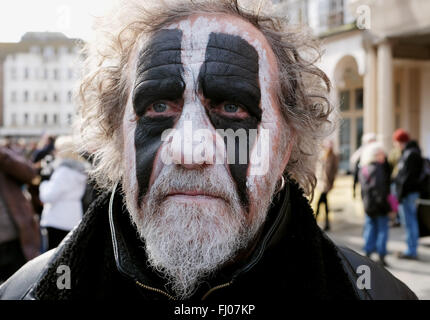 Brighton UK 27. Februar 2016 - Anti-Dachs Cull Demonstranten versammelten sich im Stadtzentrum von Brighton bevor Sie sich auf einen Marsch zum Strand heute Credit: Simon Dack/Alamy Live News Stockfoto