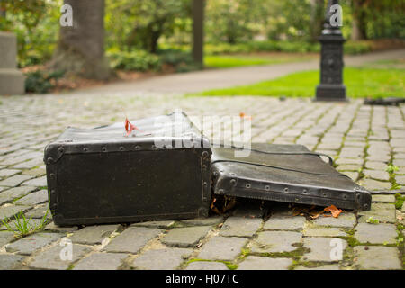 Selektiven Fokus auf Koffer Bildhauerei an der Holocaust-Gedenkstätte in Portland, Oregon, im Herbst Stockfoto