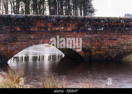 Alte Steinbrücke am Harperrig Stausee, der Beginn der das Wasser von leith Stockfoto