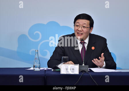 Shanghai, China. 27. Februar 2016. Chinesischen Finanzminister Lou Jiwei beantwortet Fragen auf einer Pressekonferenz nach der G20-Finanzminister und Zentralbankpräsidenten treffen in Shanghai, Ost-China, 27. Februar 2016. Die zweitägige G20-Finanzminister und Zentralbankpräsidenten treffen in Shanghai Samstag geschlossen. Bildnachweis: Li Xin/Xinhua/Alamy Live-Nachrichten Stockfoto