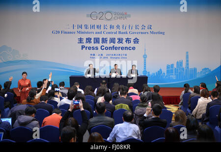 Shanghai, China. 27. Februar 2016. Chinesischen Finanzminister Lou Jiwei(C, rear) beantwortet Fragen auf einer Pressekonferenz nach der G20-Finanzminister und Zentralbankpräsidenten treffen in Shanghai, Ost-China, 27. Februar 2016. Die zweitägige G20-Finanzminister und Zentralbankpräsidenten treffen in Shanghai Samstag geschlossen. Bildnachweis: Li Xin/Xinhua/Alamy Live-Nachrichten Stockfoto