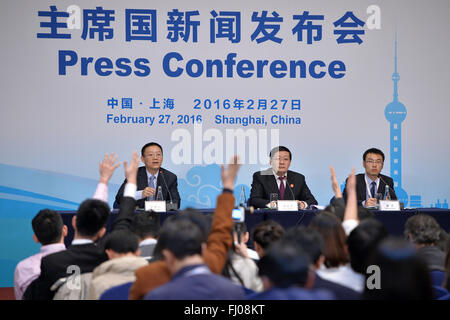 Shanghai, China. 27. Februar 2016. Chinesischen Finanzminister Lou Jiwei(C, rear) beantwortet Fragen auf einer Pressekonferenz nach der G20-Finanzminister und Zentralbankpräsidenten treffen in Shanghai, Ost-China, 27. Februar 2016. Die zweitägige G20-Finanzminister und Zentralbankpräsidenten treffen in Shanghai Samstag geschlossen. Bildnachweis: Li Xin/Xinhua/Alamy Live-Nachrichten Stockfoto