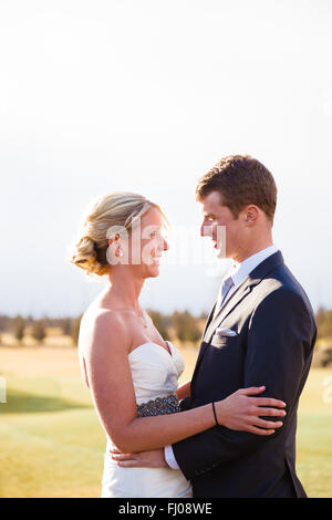 Zentral-Oregon Hochzeit Tag Porträt der Braut und des Bräutigams im Freien im Winter. Stockfoto