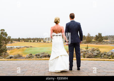 Zentral-Oregon Hochzeit Tag Porträt der Braut und des Bräutigams im Freien im Winter. Stockfoto