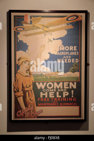 Ein WWI "Frauen kommen und helfen" Rekrutierung Poster auf dem Display in das Imperial War Museum North, Salford Quays, Manchester, UK. Stockfoto