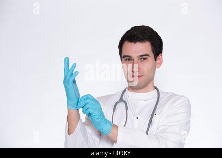 jungen männlichen Arzt mit blauen Handschuhen Stockfoto