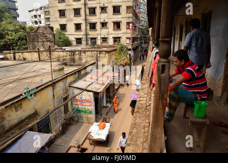 Ein Mann sitzt sein Haus Balkon in alte Stadt in Dhaka City. Altstadt ist eines der Heritage Place in Bangladesch Stockfoto