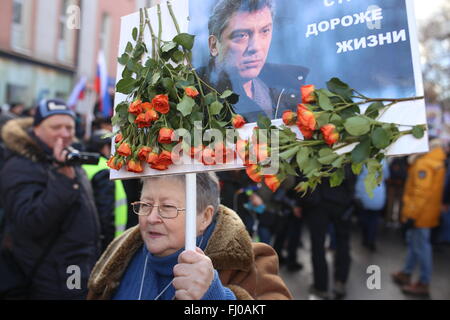 Moskau, Russland. 27. Februar 2016. Eine Frau hält ein Plakat der Boris Nemtsov während eines Marsches in Erinnerung an russische Oppositionspolitiker Boris Nemtsov am ersten Jahrestag seiner Ermordung in Moskau, Russland, am 27. Februar 2016. Etwa 50.000 trauernden Nemzow versammelten sich hier am Samstag für eine Masse März. Nemzow, ehemalige russische Vize-Premierminister und ein scharfer Kritiker des Präsidenten Vladimir Putin, wurde um Mitternacht am 27. Februar 2015 in der Nähe des Kreml beschossen tot. Bildnachweis: Evgeny Sinitsin/Xinhua/Alamy Live-Nachrichten Stockfoto