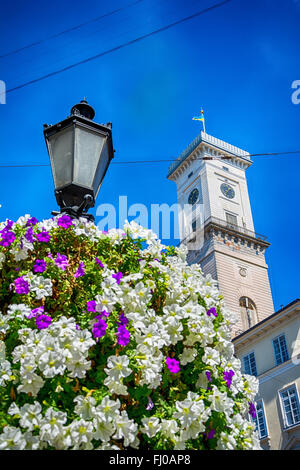 Lviv Stadtzentrum entfernt. Rathausturm. Historische alte Stadtlandschaft. Stockfoto
