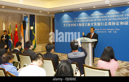 Shanghai, China. 27. Februar 2016. Chinesischen Außenminister Wang Yi spricht auf einer Pressekonferenz nach der Unterzeichnung der Dokumente in Shanghai, Ost-China, 27. Februar 2016. Chinesischen Außenminister Wang Yi und die neue Entwicklungsbank Präsident k.v. Kamath Vereinbarung eine während Shanghai Bürgermeister Yang Xiong und Kamath ein Memorandum of Understanding über den Hauptsitz der Bank in Shanghai unterzeichneten. © Fang Zhe/Xinhua/Alamy Live-Nachrichten Stockfoto