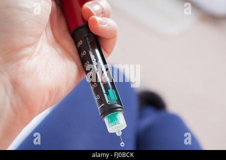 Eine Nahaufnahme der langsam wirkenden Insulin Levemir an der Spitze der einen Insulin-Pen. Stockfoto