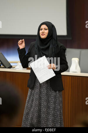 Muslimische Teengirl in Hijab posiert als Staatsanwalt im Fall beim Mock trial für Schülerinnen und Schüler in Texas präsentiert Stockfoto